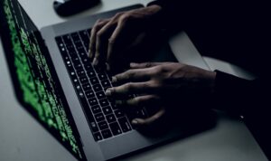 ¿En qué se diferencian la ciberinteligencia y la ciberseguridad?