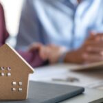 ¿Quién paga los gastos de gestión inmobiliaria?