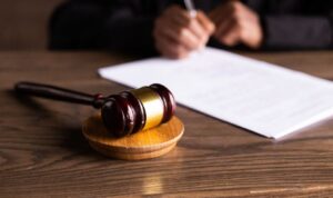 ¿Cómo es el esquema de delitos y penas del código penal español?